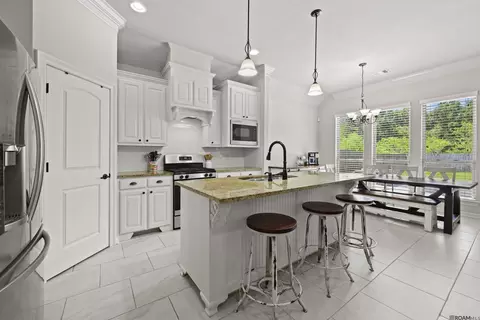 11427 Oak Run Dr, Geismar, LA 70734