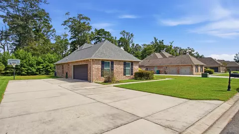 8929 Greenleaves Dr, Denham Springs, LA 70726