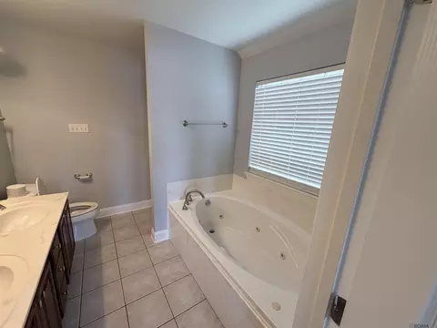 Bath - 1106 Clipper Dr, Slidell, LA 70458 photo 1 of 2