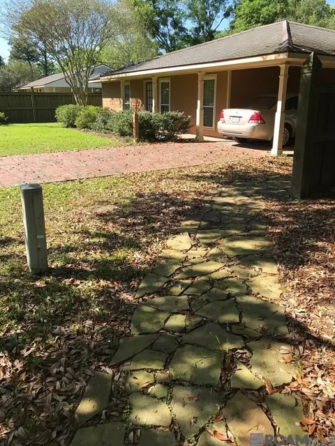 1910 Lansdowne Dr, Port Allen, LA 70767