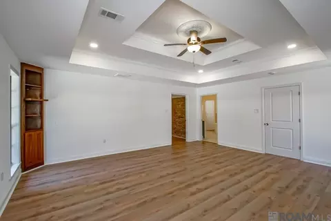 Living - 30051 Peak Ln, Walker, LA 70785 photo 3 of 4