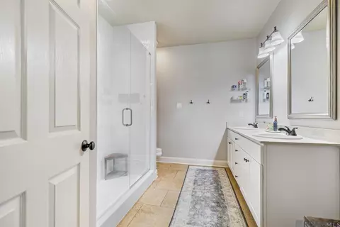 Bath - 32714 Maci Dr, Walker, LA 70785 photo 1 of 5