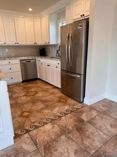 Kitchen - 32916 Rivergate Cir, Springfield, LA 70462 photo 3 of 3