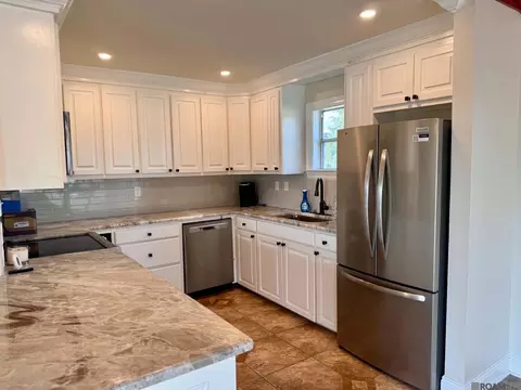 Kitchen - 32916 Rivergate Cir, Springfield, LA 70462 photo 1 of 3