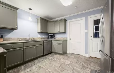 Kitchen - 14162 Forest Glen Ln, Walker, LA 70785 photo 1 of 2