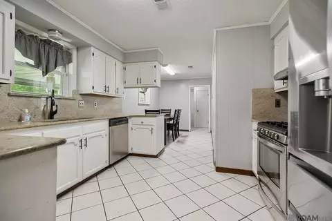 Kitchen - 33873 Duff Rd, Walker, LA 70785 photo 1 of 3