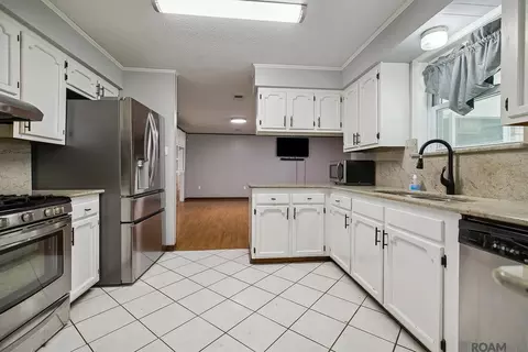 Kitchen - 33873 Duff Rd, Walker, LA 70785 photo 2 of 3
