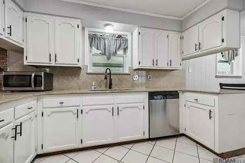 Kitchen - 33873 Duff Rd, Walker, LA 70785 photo 3 of 3