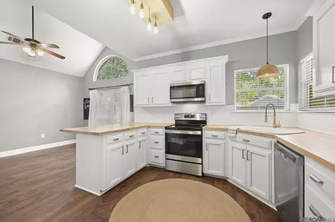 Kitchen - 27561 Country Dr, Walker, LA 70785 photo 1 of 2