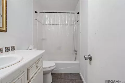Bath - 7944 Comite Acres Dr, Baker, LA 70714 photo 6 of 7