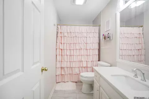 Bath - 31535 River Pines Dr, Springfield, LA 70462 photo 2 of 2