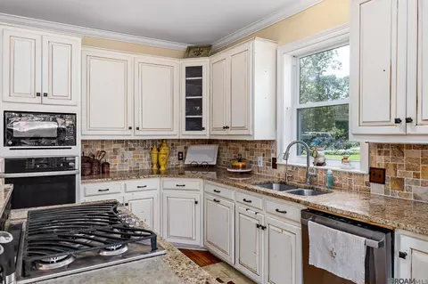 Kitchen - 31792 River Pines Dr, Springfield, LA 70462 photo 3 of 4
