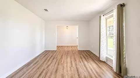 Living - 7284 Island Rd, Jarreau, LA 70749 photo 4 of 5