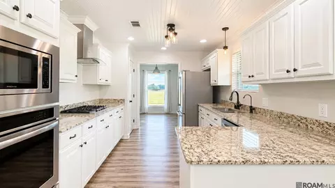 Kitchen - 7284 Island Rd, Jarreau, LA 70749 photo 3 of 3