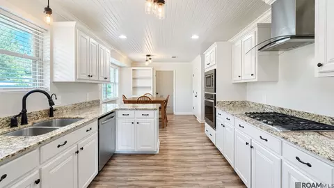 Kitchen - 7284 Island Rd, Jarreau, LA 70749 photo 2 of 3