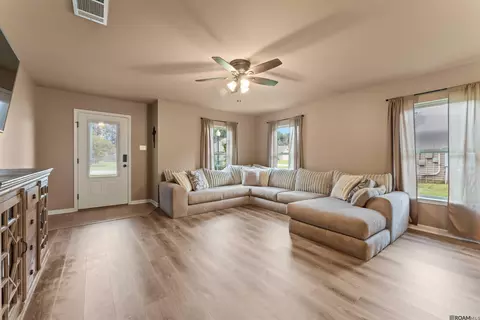 Living - 42248 Broadwalk Ave, Hammond, LA 70403 photo 2 of 3