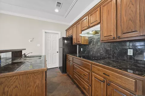 Kitchen - 32787 Duff Rd, Walker, LA 70785 photo 3 of 7