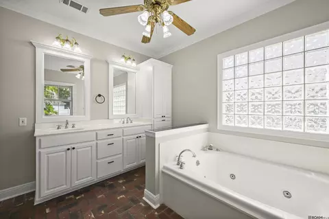 Bath - 32787 Duff Rd, Walker, LA 70785 photo 1 of 6