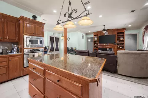 Kitchen - 14176 Twelve Oaks Dr, Walker, LA 70785 photo 2 of 3