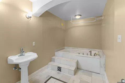 Bath - 905 Sinbad St, Baker, LA 70714 photo 2 of 5
