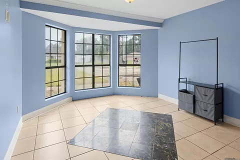 Living - 905 Sinbad St, Baker, LA 70714 photo 1 of 2