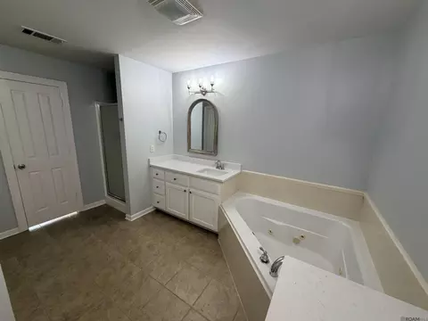 Bath - 801 Chemin Dr, Baker, LA 70714 photo 3 of 5