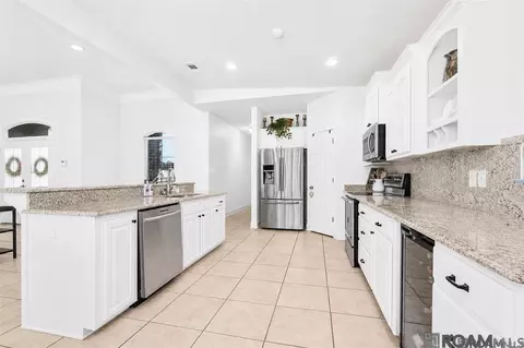 Kitchen - 11135 Peaks Ave, Walker, LA 70785 photo 2 of 2