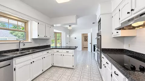 Kitchen - 13818 Brantley Dr, Baker, LA 70714 photo 3 of 4