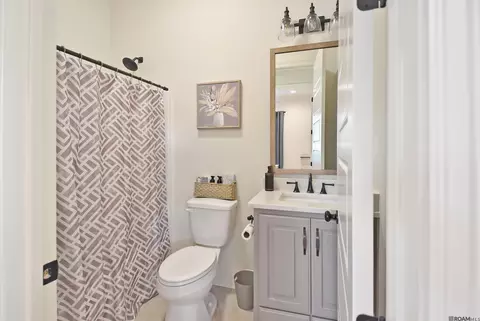 Bath - 353 Glenthorne Dr, Gonzales, LA 70737 photo 3 of 4