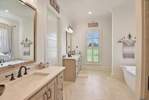 Bath - 353 Glenthorne Dr, Gonzales, LA 70737 photo 1 of 4