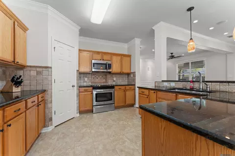 10137 Chestnut Dr, Baton Rouge, LA 70809