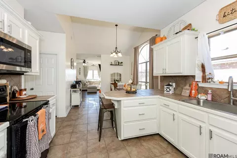 Kitchen - 13643 Hope Haven Dr, Walker, LA 70785 photo 4 of 5