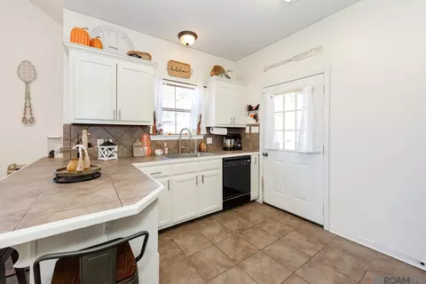 Kitchen - 13643 Hope Haven Dr, Walker, LA 70785 photo 2 of 5