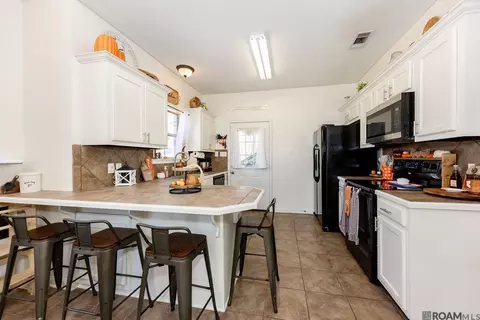 Kitchen - 13643 Hope Haven Dr, Walker, LA 70785 photo 3 of 5