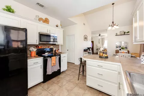 Kitchen - 13643 Hope Haven Dr, Walker, LA 70785 photo 5 of 5