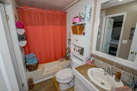 Bath - 14381 Pine Park Dr, Walker, LA 70785 photo 1 of 2