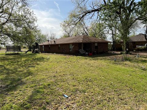 301 SE 4th St, Tuttle, OK 73089 photo 2