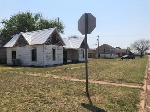 323 N 3rd St, Okeene, OK 73763 photo 3