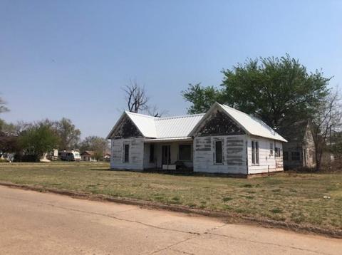 323 N 3rd St, Okeene, OK 73763 photo 1