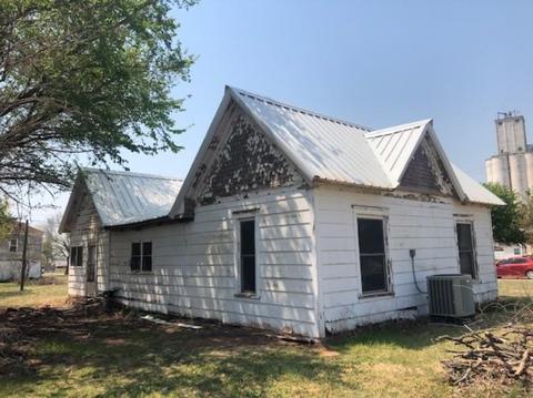 323 N 3rd St, Okeene, OK 73763 photo 5
