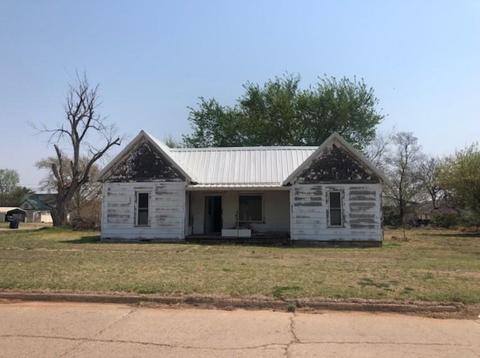 323 N 3rd St, Okeene, OK 73763 photo 2