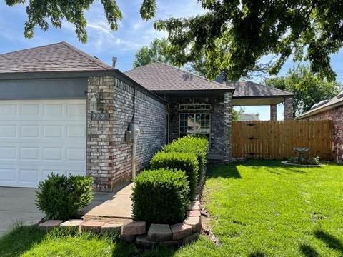 2621 Briarcliff Dr, Moore, OK 73170 photo 2