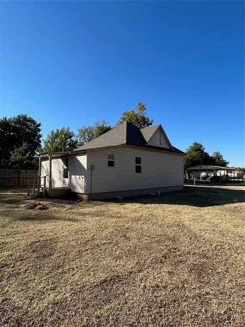 504 W Pine St, Tuttle, OK 73089 photo 3