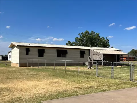 501 E 2nd St, Olustee, OK 73560 photo 2