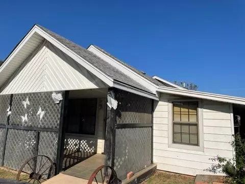 1423 S 6th St, Chickasha, OK 73018