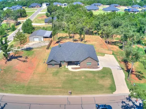 465 Redbud Ln, Guthrie, OK 73044 photo 3