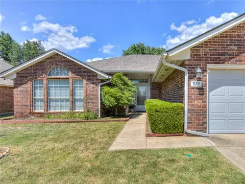 925 Goshawk Dr, Norman, OK 73072 photo 2