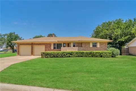 1901 Willard Dr, Altus, OK 73521 photo 1