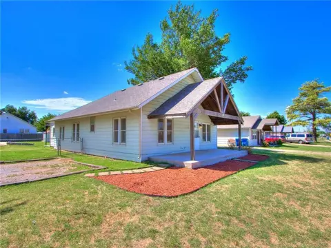 401 W Locust St, Tuttle, OK 73089 photo 1