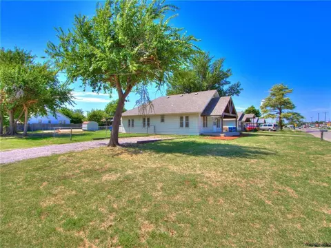 401 W Locust St, Tuttle, OK 73089 photo 2
